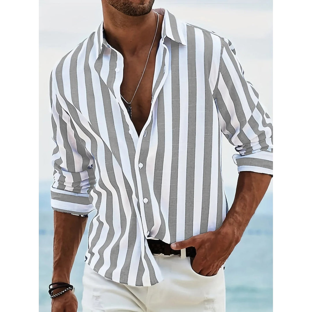 Camicia uomo a righe verticali, manica lunga. Look casual e vestibilità rilassata per la moda estiva.