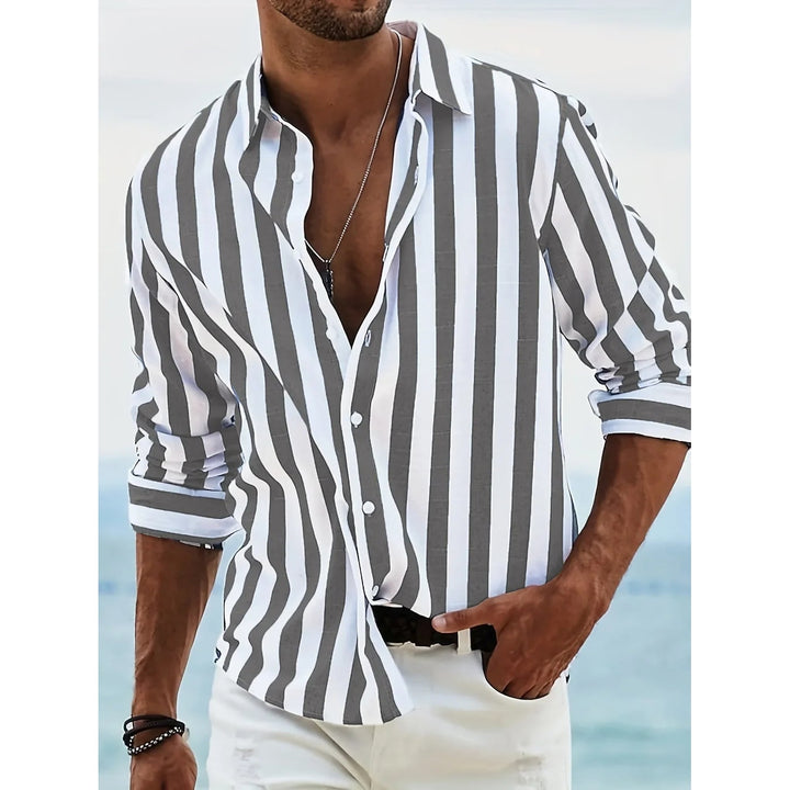 Camicia a righe verticali da uomo con manica lunga. Vestibilità rilassata, ideale per un look disinvolto.