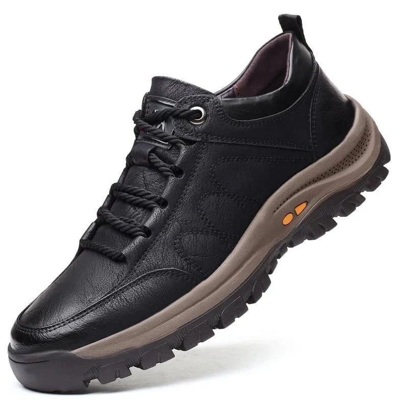 Scarpe da passeggio uomo robuste e stringate con suola carrarmato per comfort quotidiano e trazione affidabile.