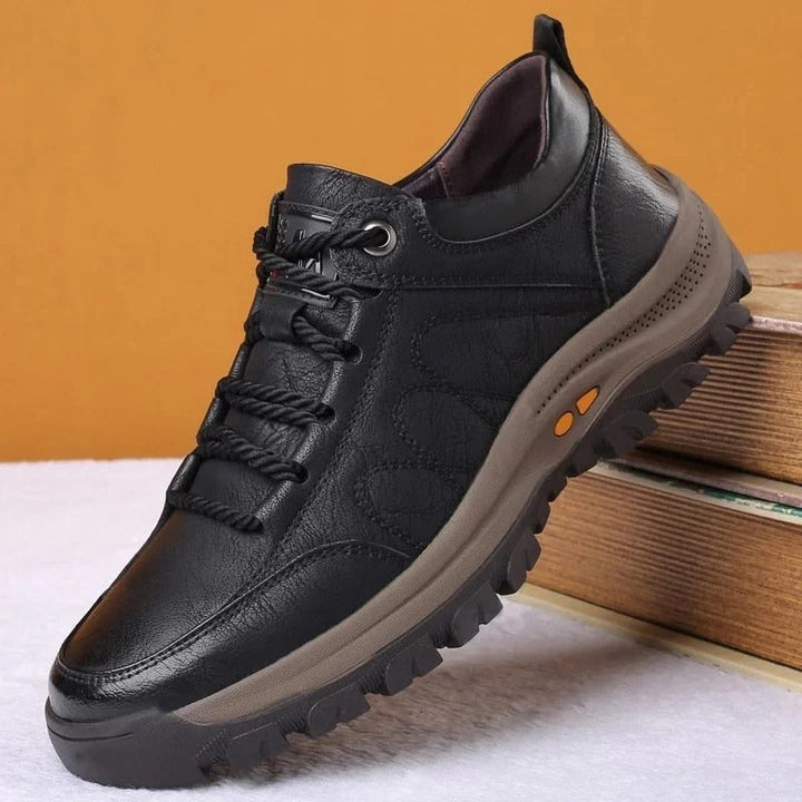 Scarpe basse uomo stringate, perfette per lunghe passeggiate e comfort robusto. Stile versatile per moda uomo.
