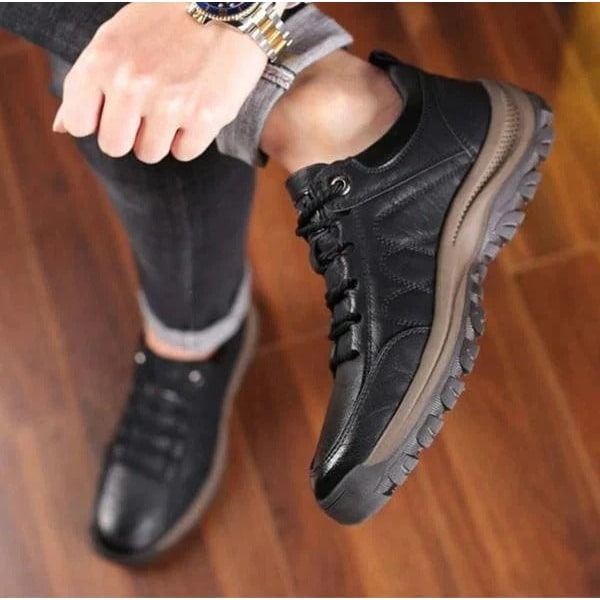 Scarpe da passeggio uomo con allacciatura stringata, robuste e versatili. Ideali per comfort quotidiano.