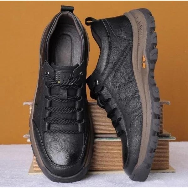 Calzature uomo robuste con tallone rinforzato. Ideali per passeggiate e trekking leggero, offrendo trazione affidabile.