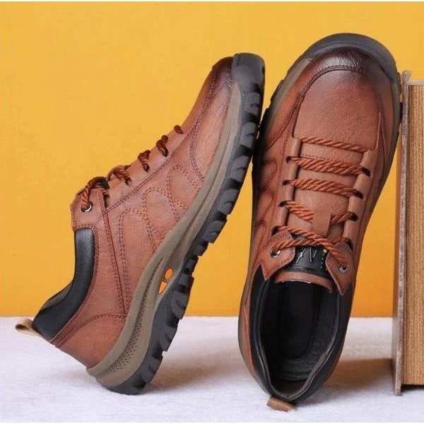 Paio di scarpe da passeggio uomo resistenti, adatte per comfort robusto e trazione affidabile su vari terreni.