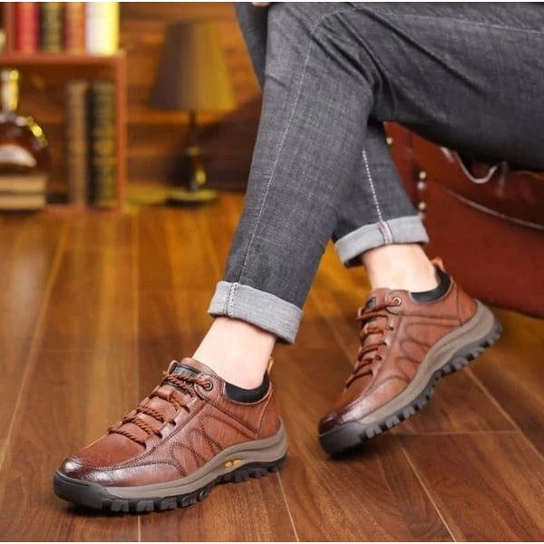 Interno delle scarpe da passeggio uomo, progettato per comfort quotidiano e supporto durante l'uso prolungato.