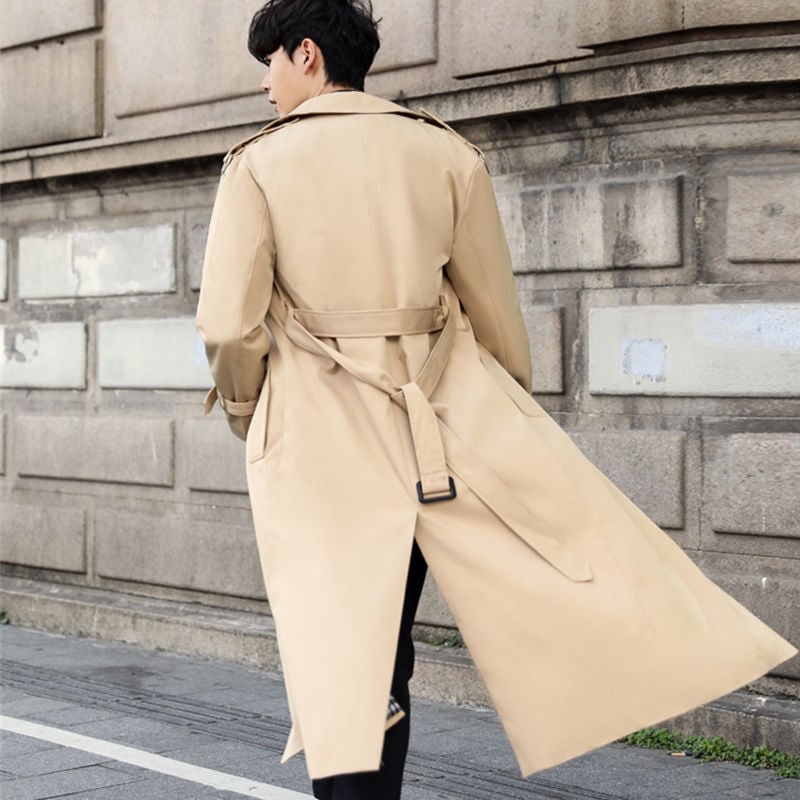 Trench uomo elegante con cintura, doppiopetto, impermeabile. Ideale per look formali e stagioni fredde.