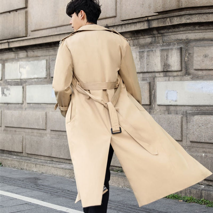 Trench uomo elegante con cintura, doppiopetto, impermeabile. Ideale per look formali e stagioni fredde.