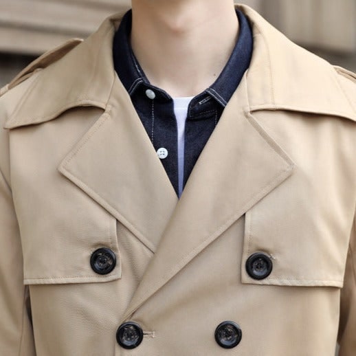 Cappotto lungo uomo impermeabile, doppiopetto, con cintura. Vestibilità maschile classica per autunno/inverno.