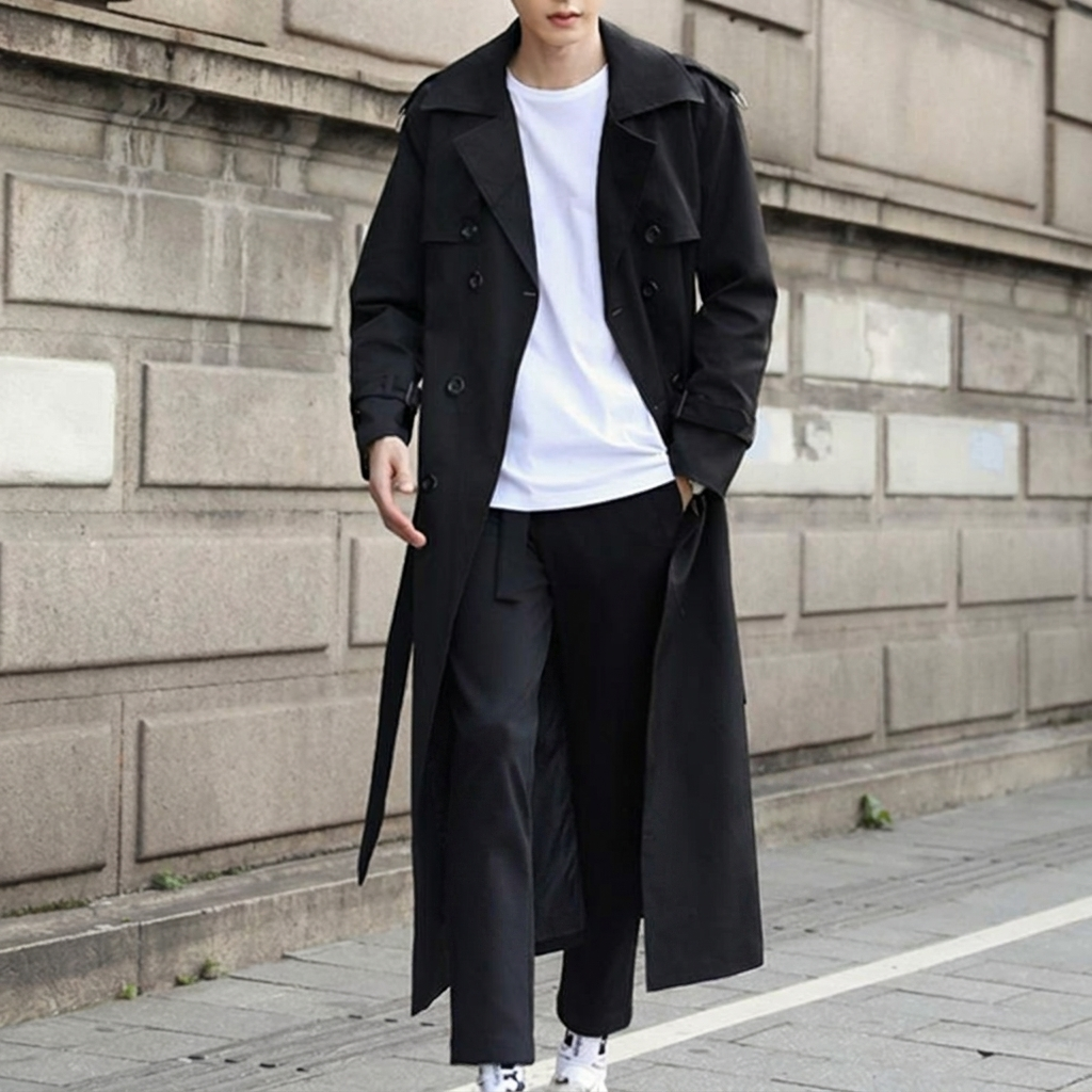 Trench lungo uomo, moda autunno/inverno. Impermeabile, doppiopetto con cintura. Outerwear elegante maschile.