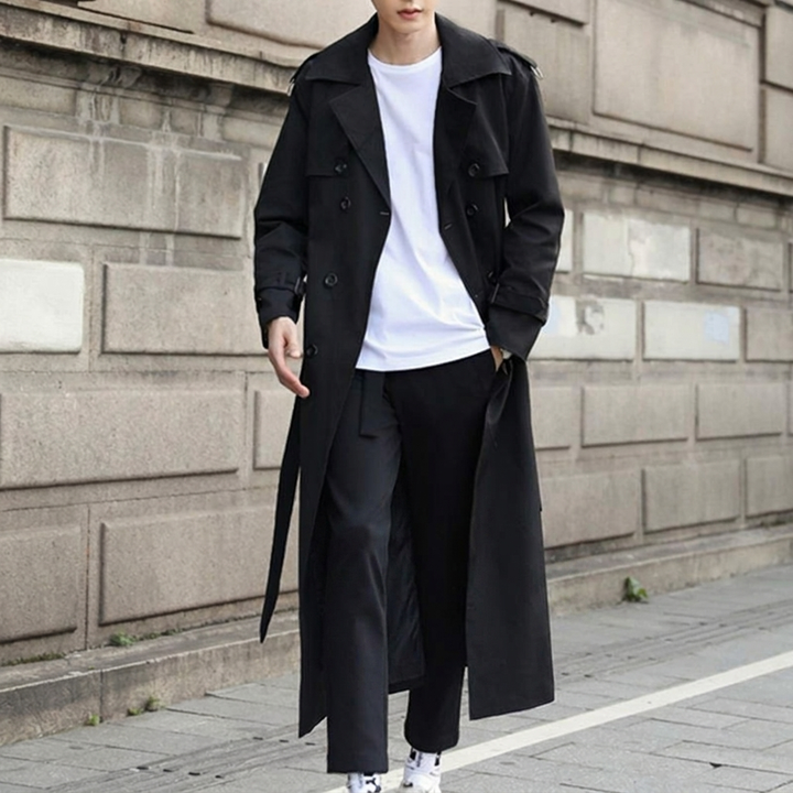 Trench lungo uomo, moda autunno/inverno. Impermeabile, doppiopetto con cintura. Outerwear elegante maschile.