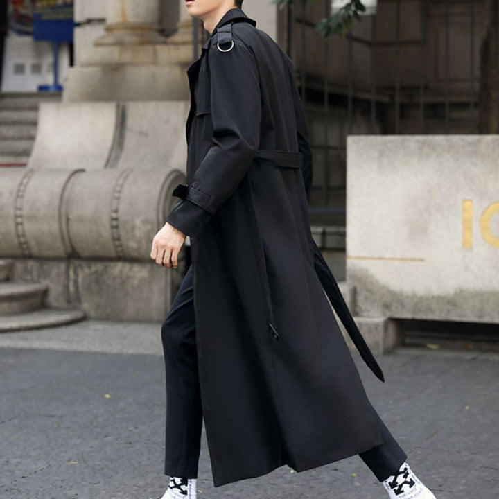Elegante cappotto trench uomo, lungo, doppiopetto, impermeabile, con cintura. Ideale per un look formale maschile.