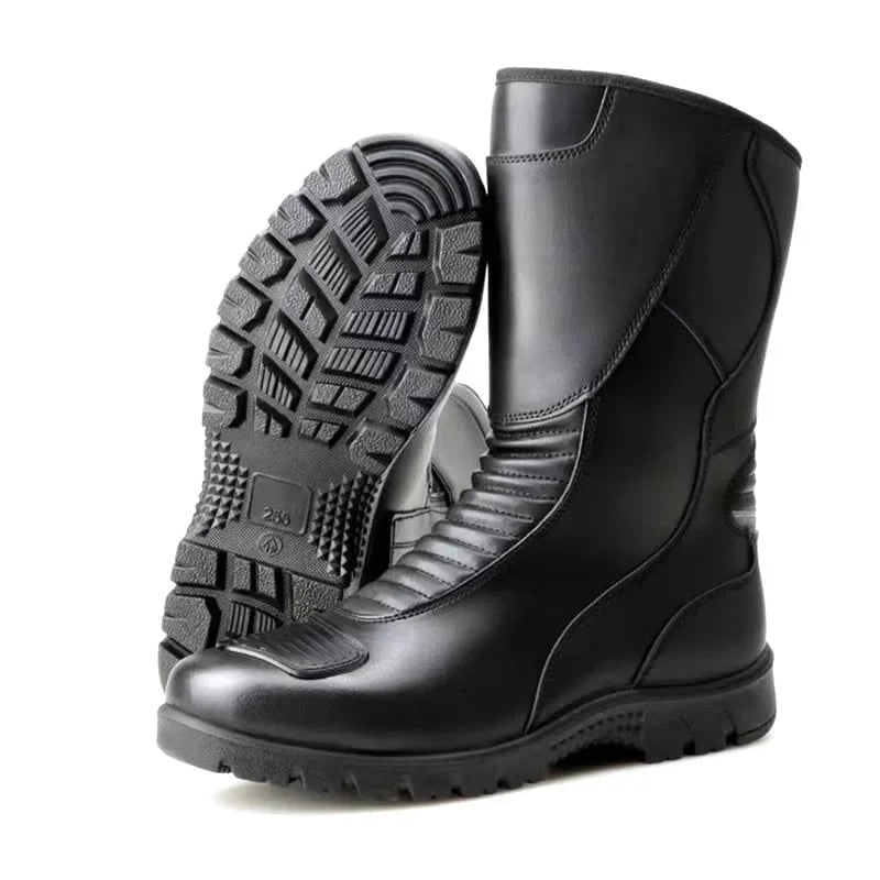 Scarpe moto uomo protettive e resistenti, stivali biker neri con supporto caviglia per comfort in viaggio.