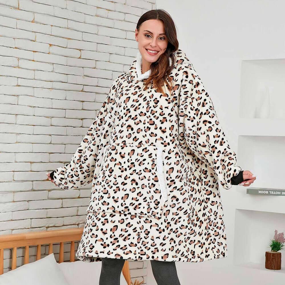 Uomo indossa felpa coperta oversize grigia, ideale per relax e loungewear invernale.