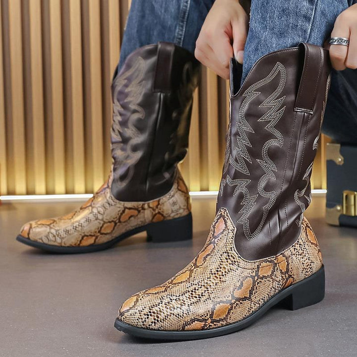 Stivali cowboy uomo western con stampa serpente marrone e nero, perfetti per stile country casual o biker.