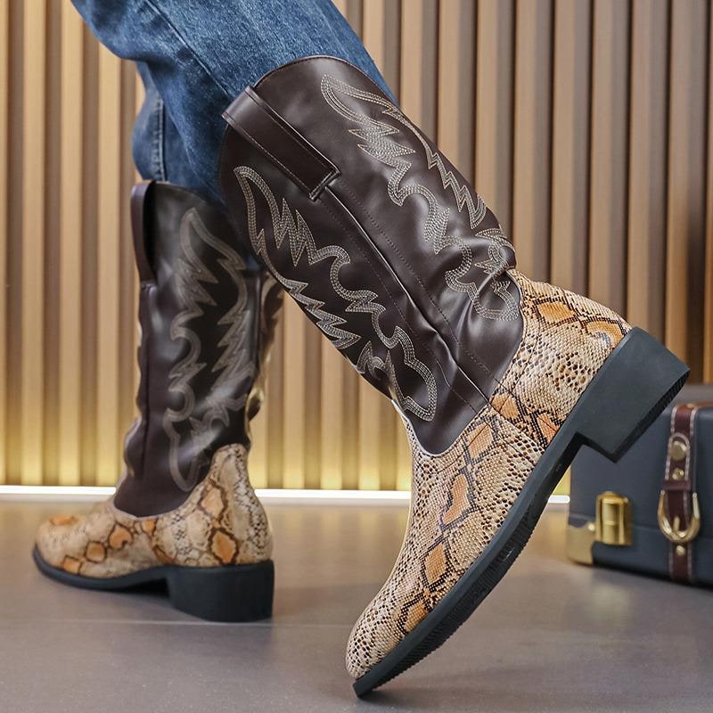 Stivali da cowboy uomo stile western con vivace stampa serpente, ideali per un look moda audace e unico.