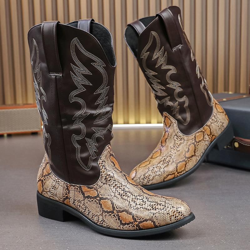 Calzature uomo eleganti: stivali cowboy neri con dettagli stampa serpente, per un tocco western sofisticato.