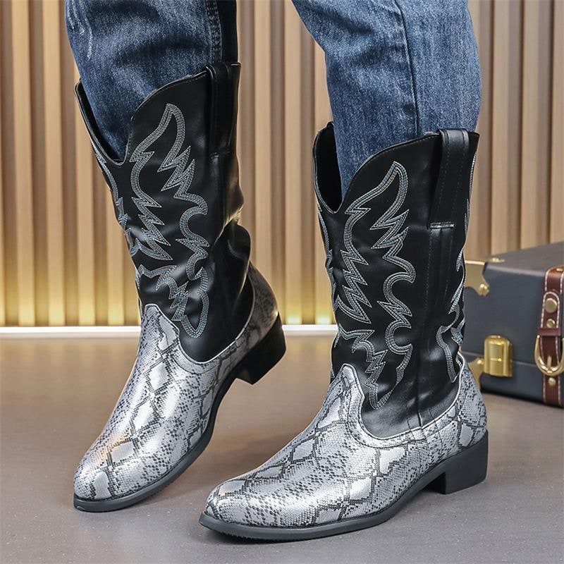 Stivali in pelle da uomo, ispirazione cowboy western, con distintiva stampa serpente per outfit casual o elegante.