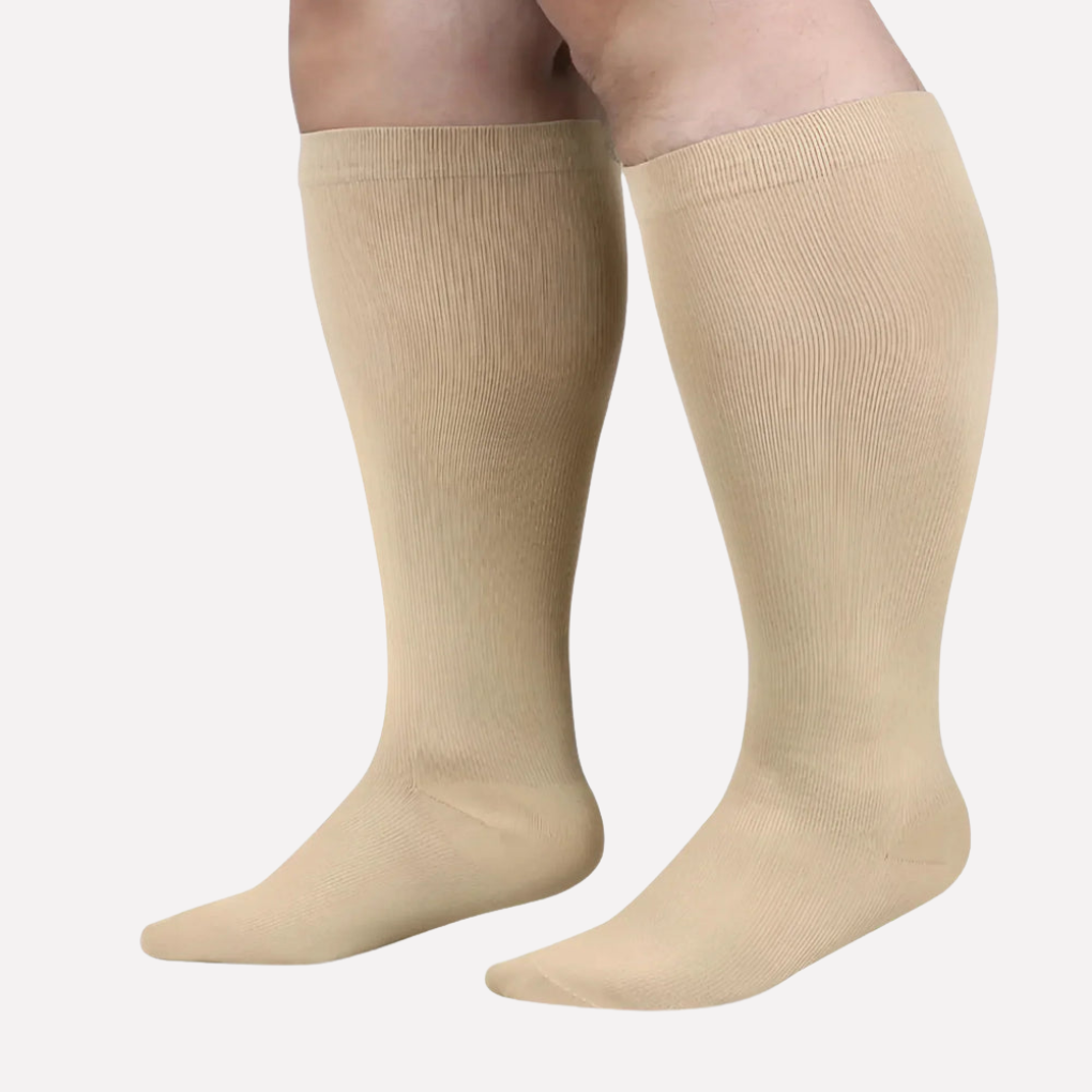 Calze compressione uomo per polpacci larghi, offrono supporto graduato contro fatica e gonfiore.