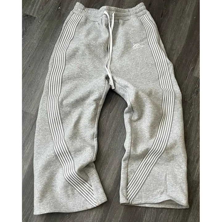 Pantaloni tuta uomo casual gamba larga con strisce laterali, perfetti per relax e tempo libero.