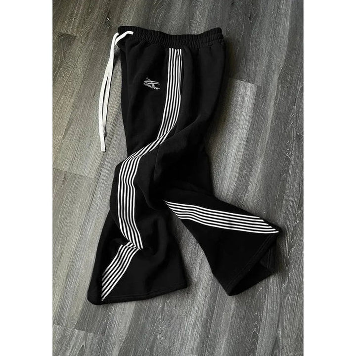 Pantaloni tuta oversize uomo per tempo libero, gamba larga, con comode tasche laterali e design casual.
