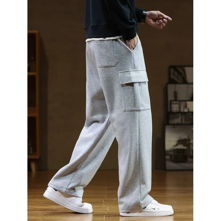 Pantaloni cargo uomo larghi, versatili per streetwear o loungewear, con multiple tasche e vestibilità comoda.