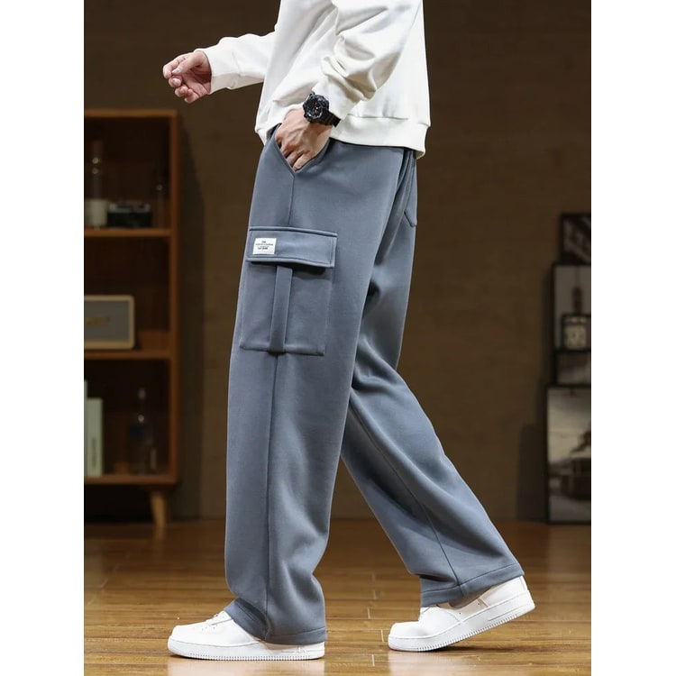 Pantaloni larghi da uomo stile cargo con grandi tasche funzionali e vita elastica, perfetti per un look casual.