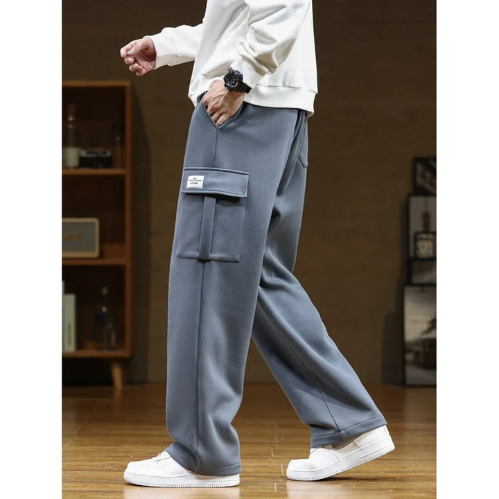 Pantaloni larghi da uomo stile cargo con grandi tasche funzionali e vita elastica, perfetti per un look casual.