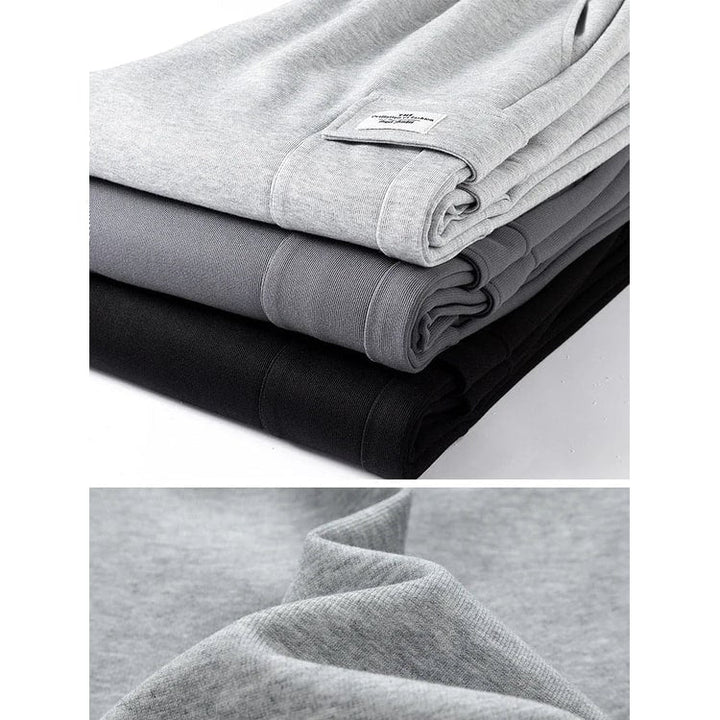 Pantaloni cargo sportivi uomo, vestibilità larga con vita elastica e tasche pratiche, ideali per streetwear moderno.