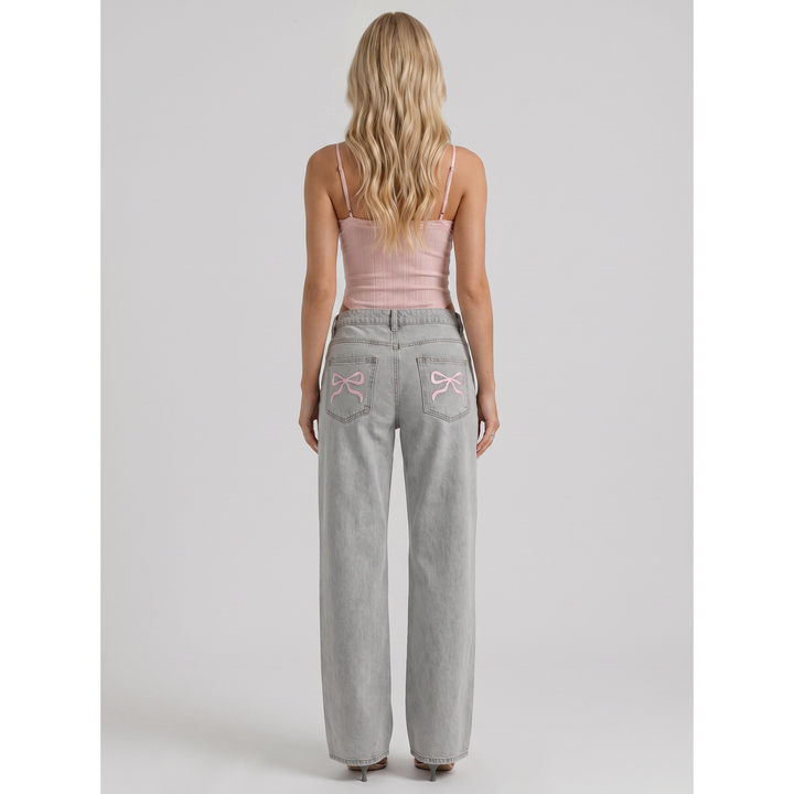 Moda maschile: jeans larghi grigio chiaro uomo con ricamo a fiocco, vita media, per un outfit casual.