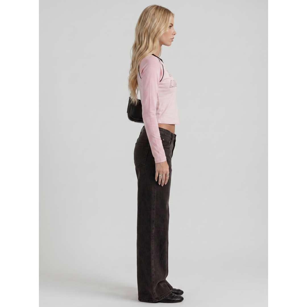 Pantaloni jeans uomo neri, gamba larga e vita media. Dettaglio fiocco ricamato per un outfit maschile versatile e alla moda.