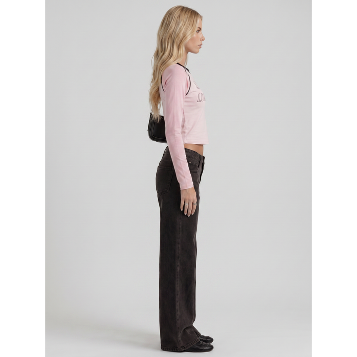 Pantaloni jeans uomo neri, gamba larga e vita media. Dettaglio fiocco ricamato per un outfit maschile versatile e alla moda.
