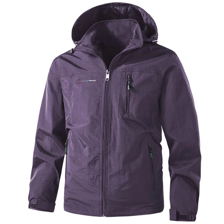 Giacca a vento uomo leggera e pratica, con cappuccio regolabile e tasche sicure con zip. Ideale per ogni stagione.