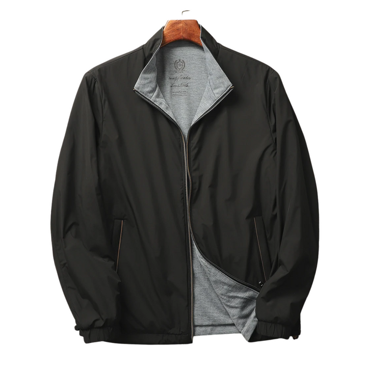 Giacca a vento uomo leggera, casual, con fodera comfort e tasche zip. Ideale per mezza stagione e viaggio.