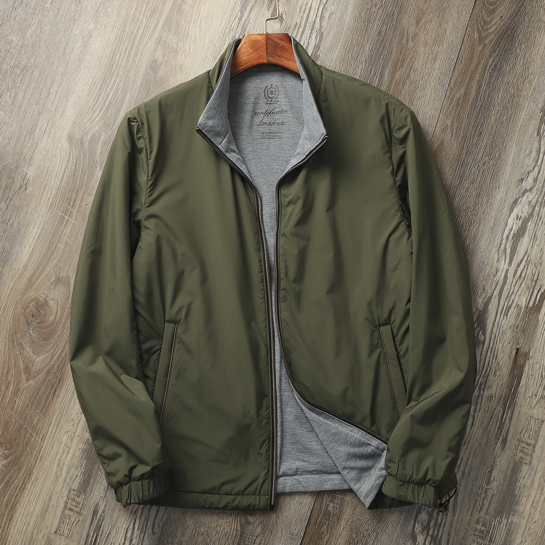 Giacca a vento uomo casual-sportiva, leggera, ideale per mezza stagione. Con fodera e tasche zip.