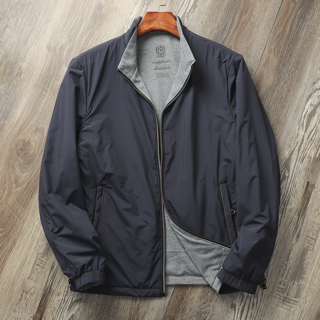 Uomo indossa giacca a vento leggera e casual, con zip, per attività all'aperto. Perfetta per viaggio.