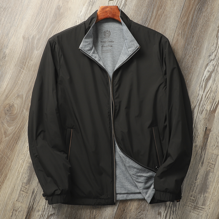 Dettaglio tasche zip su giacca a vento uomo leggera, antivento, con fodera comfort. Capispalla sportivo.