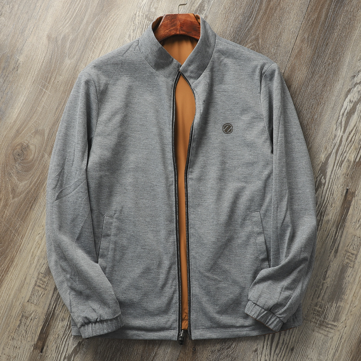 Giacca a vento uomo leggera, confortevole, con fodera interna e tasche zip. Ideale per mezza stagione.