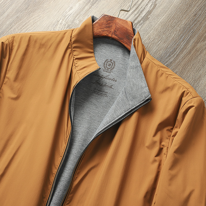 Giacca a vento uomo leggera e sportiva, antivento, con tasche zip, ideale per viaggio e tempo libero.