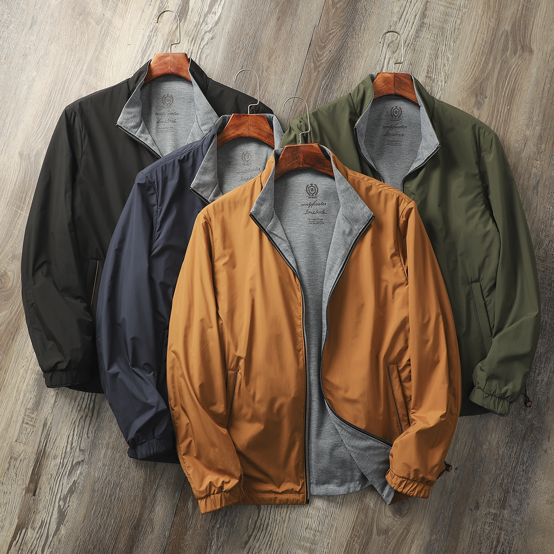 Giacca a vento uomo leggera con fodera comfort e tasche zip, ideale per ogni stagione. Capispalla antivento.