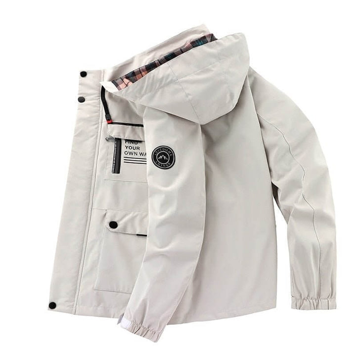Moda uomo: giacca primaverile/autunnale con cappuccio, imbottitura leggera e stampa a quadri interna.
