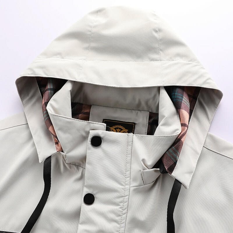 Soprabito da uomo imbottito con cappuccio, perfetto per il clima esterno e look casual moderno.