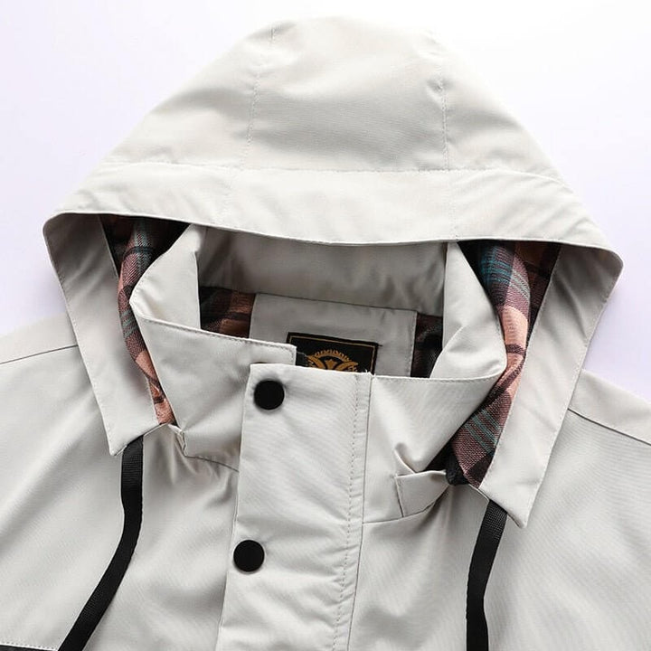 Soprabito da uomo imbottito con cappuccio, perfetto per il clima esterno e look casual moderno.