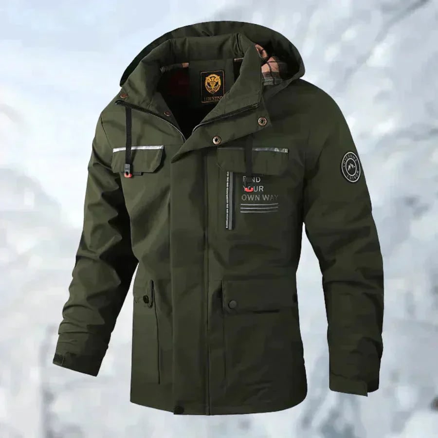 Chiusura lampo e bottoni della giacca invernale uomo, con tasche funzionali e cappuccio.
