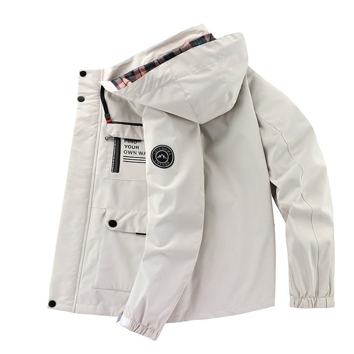 Modello indossa giacca invernale da uomo con cappuccio, stile urbano casual, antivento.