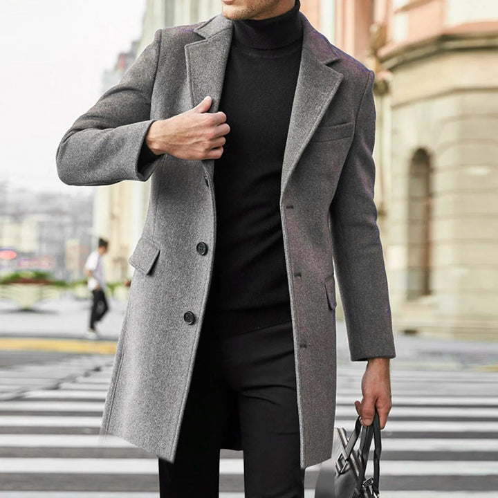 Cappotto lungo monopetto uomo elegante nero con risvolto a punta, perfetto per stile formale invernale.