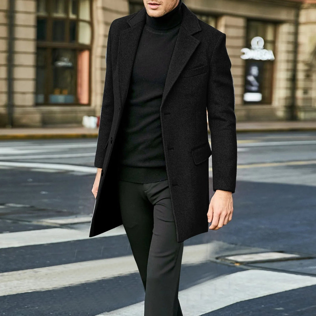 Cappotto uomo lungo classico grigio, monopetto con risvolto a punta, ideale per look elegante e ufficio.