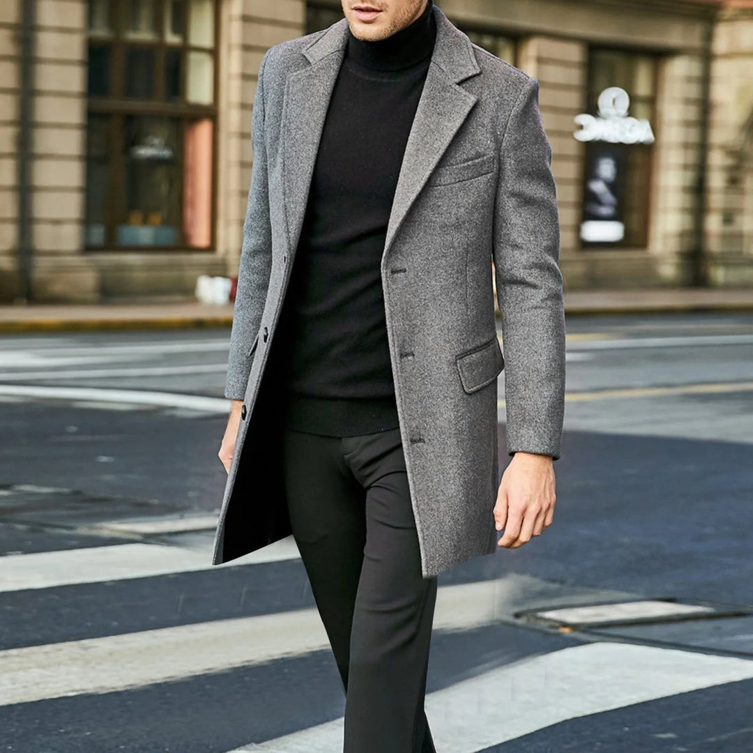 Elegante cappotto invernale uomo monopetto, lungo, con risvolto a punta. Perfetto per outfit formali.