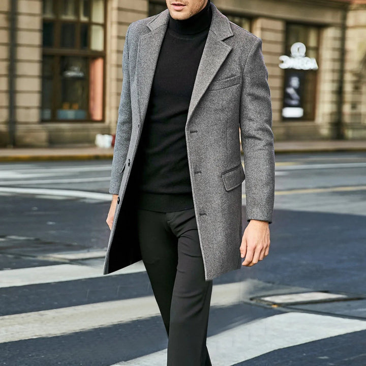 Elegante cappotto invernale uomo monopetto, lungo, con risvolto a punta. Perfetto per outfit formali.