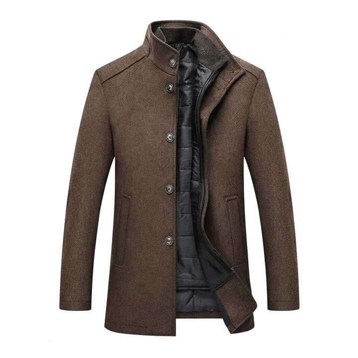 Cappotto uomo elegante slim fit nero, con collo alto e interno trapuntato. Ideale per outfit formali e giacca invernale.