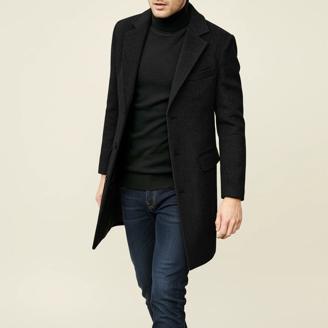 Elegante cappotto invernale uomo lungo slim fit, monopetto con distintivo risvolto a punta per un look classico.