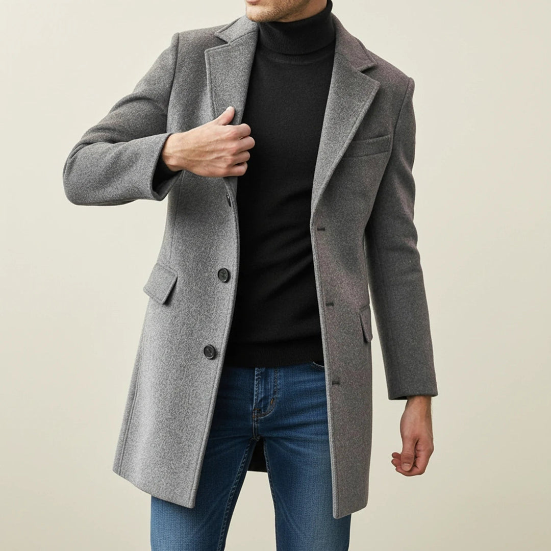 Cappotto classico uomo lungo monopetto, risvolto a punta. Perfetto soprabito formale per l'eleganza maschile invernale.